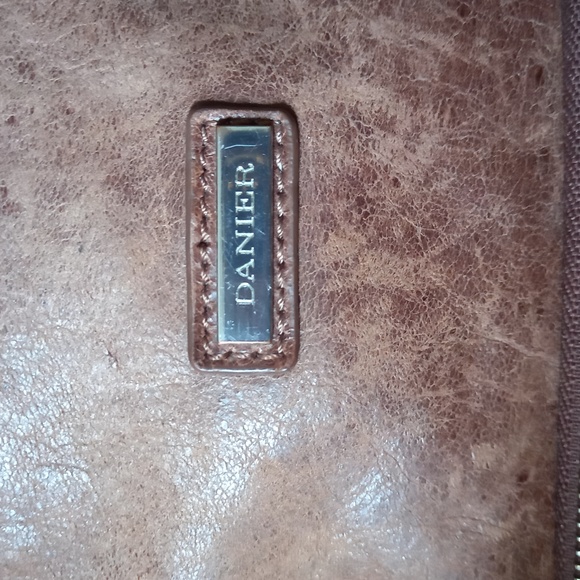 Danier Messenger Crossbody Leather Purse - Picture 3 of 13